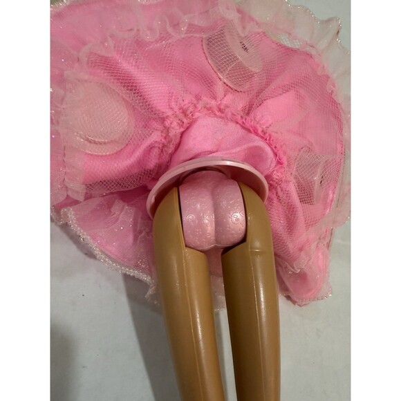 Vintage 1997 twirlin Barbie. Skirt has pods of lip, cheek and eye makeup. - Picture 6 of 16